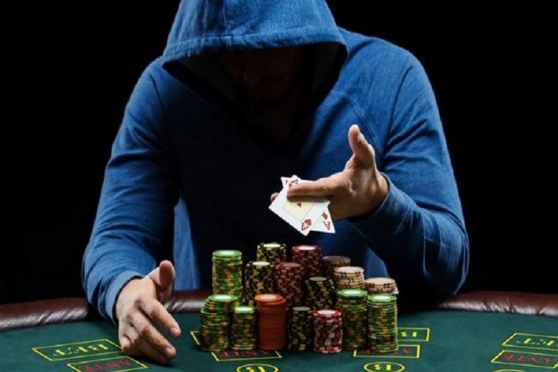Phải hiểu bluff trong poker là gì mới chơi thắng được